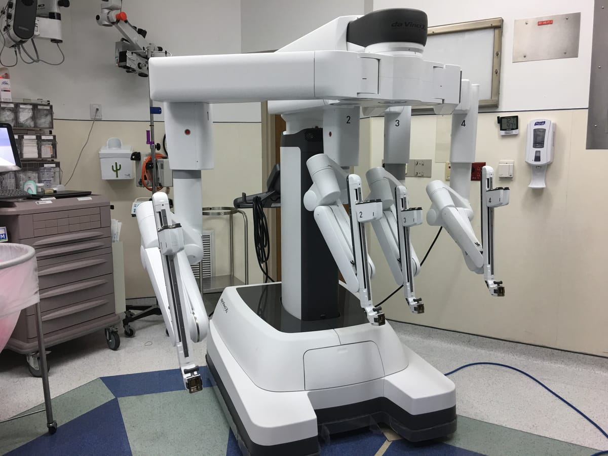 A da Vinci Xi surgical system standing in an operating room